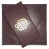 коричневая прошитая чековая счет папка из эко кожи с двумя карманами, тиснением логотипа на обложке золотой фольгой и металлическими золотыми уголками для GRILL ресторана Изумруд