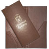 缝合支票帐户封面由生态皮革制成，封面上有压花棕色口袋