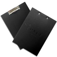 Черный планшет с логотипом из экокожи Space interioirs с металлическим зажимом