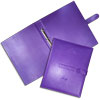 亮紫色文件夹封面由真皮制成，饰有压花徽标和磁翻盖
