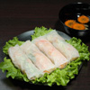 春卷虾和蔬菜热开胃菜越南美食快餐照片